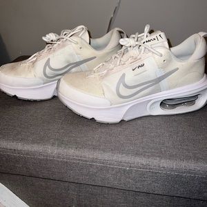 Nike Air Max INTRLK Summit White
Smoke Grey (Women's)